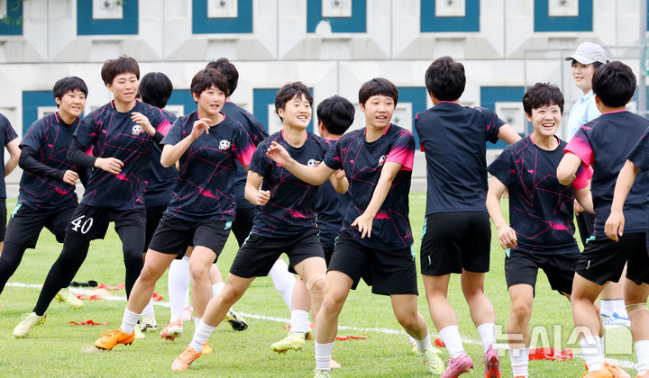 북한 여자 축구팀, 한국에서 역사적인 첫 경기를 앞두고 훈련 진행