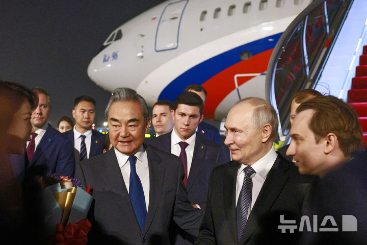베이징 도착한 푸틴 러시아 대통령… 왕이 中 외교부장 영접 받아 [뉴시스Pic]