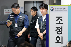 회의실 밖으로 나오는 최승호 위원장