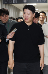 조끼 벗은 최승호 위원장