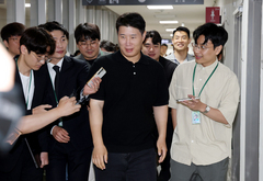 조끼 벗은 최승호 위원장