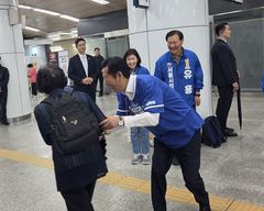 정청래, 동작서 빗속 출근길 유세 지원…"지방선거서 확실하게 내란심판"