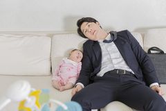 "장인·장모 기다리는데 차에서 '육퇴'"…남편 행동에 아내 분통