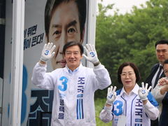 조국, 선거운동 첫날 현충탑 참배…"평택 개발의 벽 부술 것"