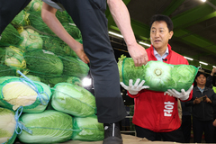 오세훈, 공식선거 운동 첫날 가락시장서 배추 운반하며 상인과 소통 [뉴시스Pic]