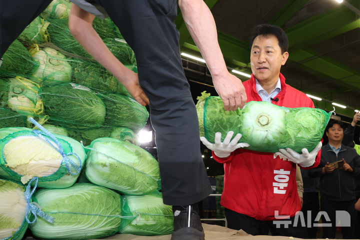오세훈, 공식선거 운동 첫날 가락시장서 배추 운반하며 상인과 소통 [뉴시스Pic]