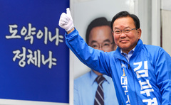 김부겸, '대구 정치 1번지' 범어네거리서 지지호소 [뉴시스Pic]