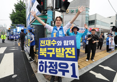 부산 유권자들에 지지호소 하는 하정우 "북구에 뼈 묻겠다" [뉴시스Pic]