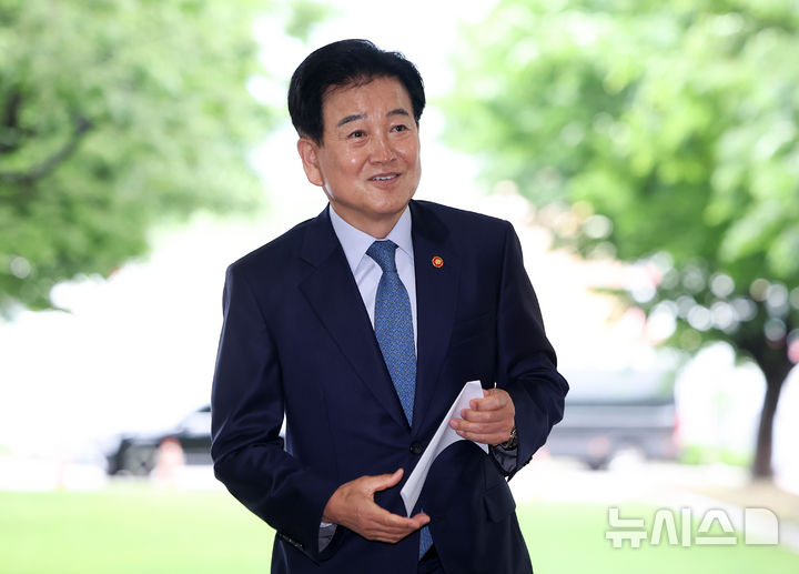 정동영 통일부 장관, 시진핑 방북설에 "中 발표 없어 지켜보겠다" [뉴시스Pic]