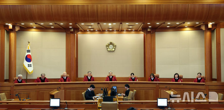 헌재 "임신·출산해도 '5년 내 5번만 기회' 변호사시험법은 합헌"