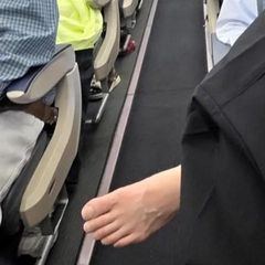 기내 통로에 맨발을 '턱'…승무원 제지도 무시한 일본인 승객