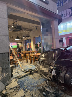 옥내 주차장 나오던 승용차, 치킨 가게로 돌진…3명 경상