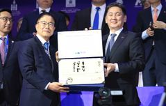 국기원, 亞 태권도선수권서 후렐수흐 몽골 대통령에게 명예 9단증 수여