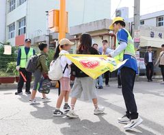 전곡초 간 안민석, 농촌 통학 점검…"안심에듀버스 확대"