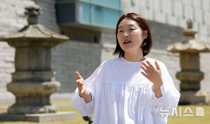 뉴시스와 인터뷰하는 김미소 국립중앙박물관 학예연구관