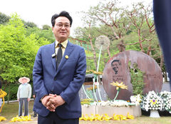 [6·3경기]안민석, 노무현 17주기 참배…"시민이 주인인 교육"