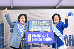 [6·3안성]'대전환 3대 공약' 김보라, 추미애 후보에게 전달
