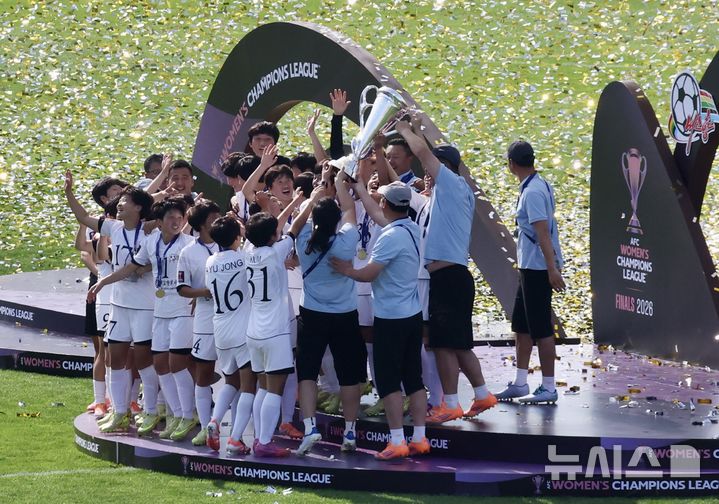 우승컵 들어올리며 환호하는 내고향여자축구단
