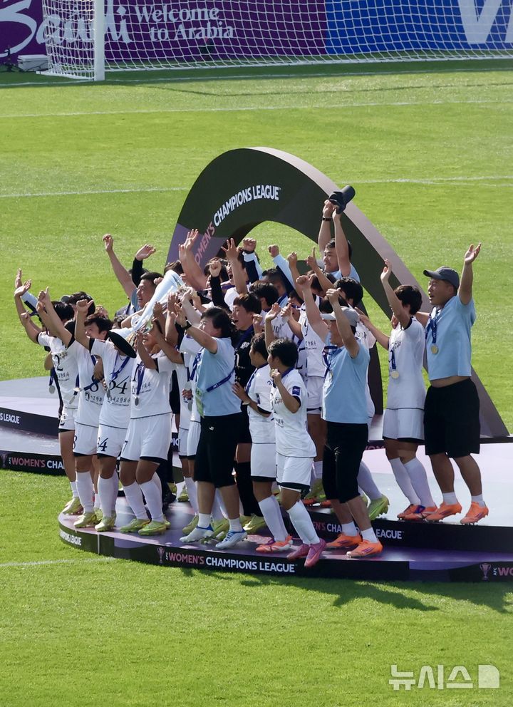 환호하는 내고향여자축구단