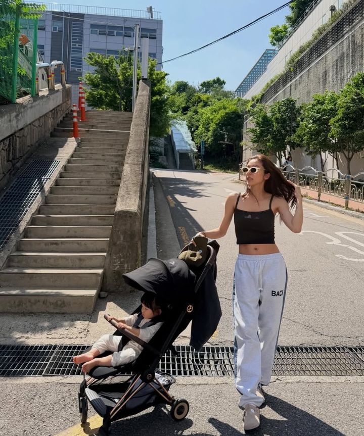 손담비, 엄마 됐어도 힙해…딸과 동네 산책