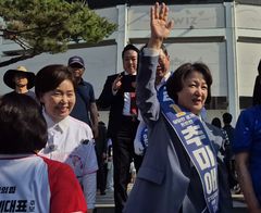 선거운동 첫 주말…수원서 마주친 추미애·양향자 '신경전'