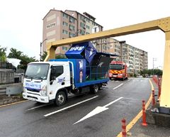 선거 유세차량, 철교 아래 진입 중 구조물에 '쾅'…1명 경상