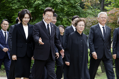 이 대통령 "경제 회복 위해 국민 모두 힘 모아"…문재인 "국민성장펀드 마감돼 놓쳐"