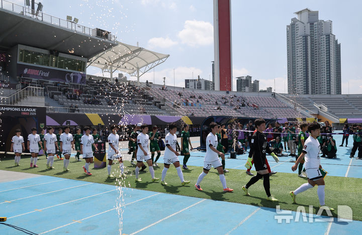 입장하는 내고향여자축구단