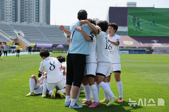 얼싸안고 기뻐하는 내고향여자축구단