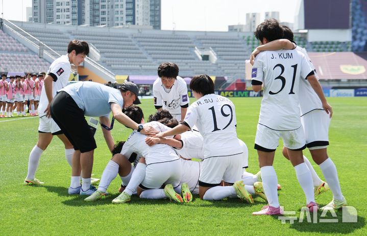 얼싸안고 기뻐하는 내고향여자축구단