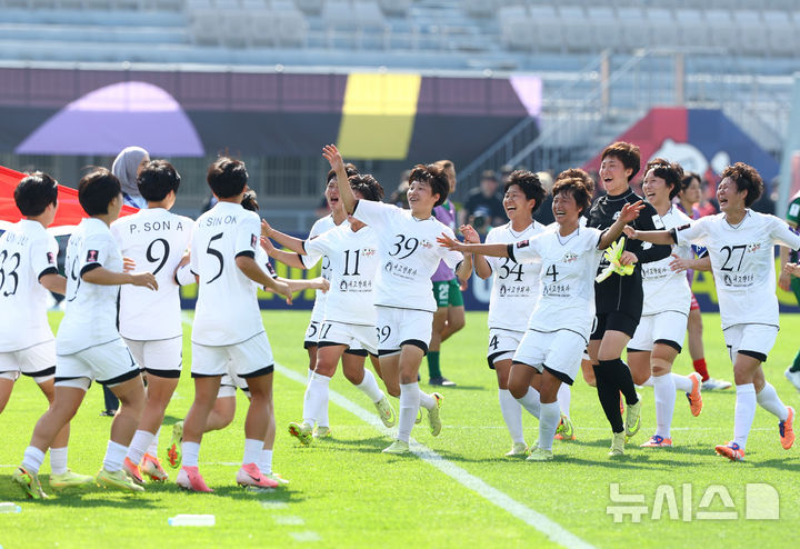 우승 기뻐하는 내고향여자축구단