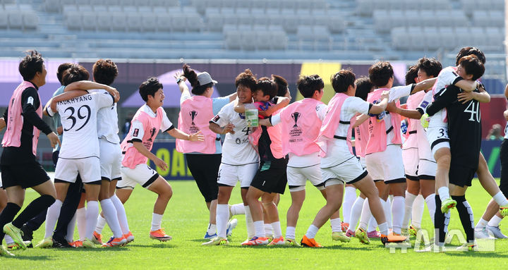 우승 기뻐하는 내고향여자축구단