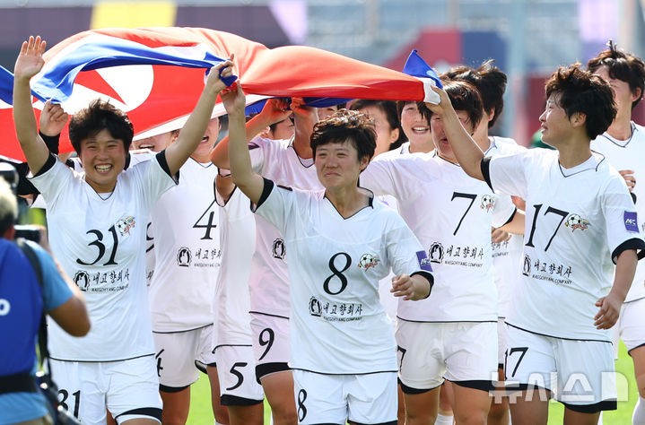 우승 기뻐하는 내고향여자축구단