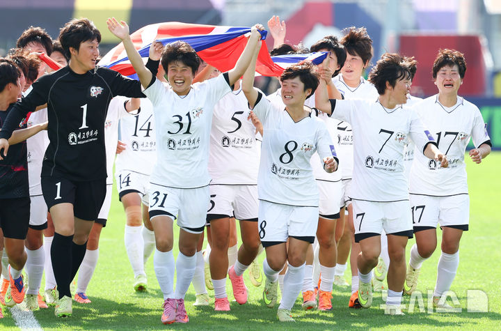 우승 기뻐하는 내고향여자축구단
