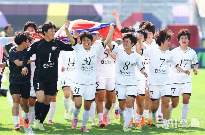 우승 기뻐하는 내고향여자축구단