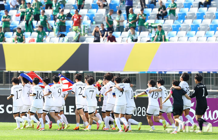 인공기 펼치고 그라운드 도는 내고향여자축구단