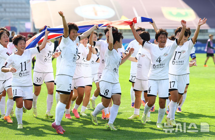 인공기 펼치고 그라운드 도는 내고향여자축구단