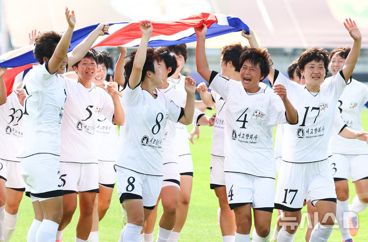 인공기 펼치고 그라운드 도는 내고향여자축구단