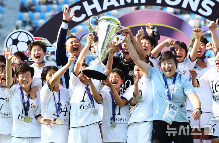 일본 누르고 우승 차지한 北내고향여자축구단