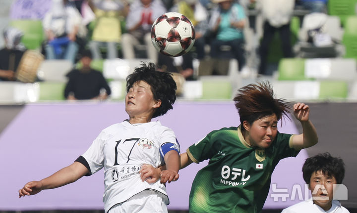 헤딩 경합하는 내고향 김경영