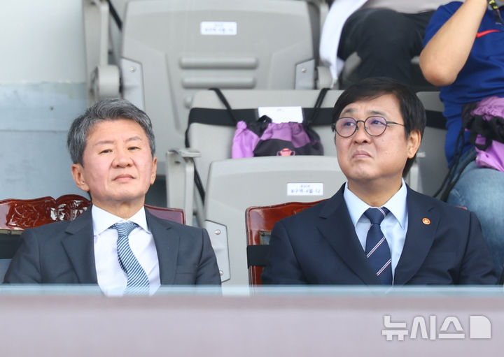 AWCL 결승전 찾은 정몽규 회장과 최휘영 장관