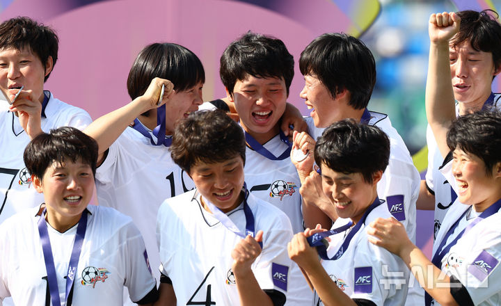 메달 살펴보는 내고향 선수들