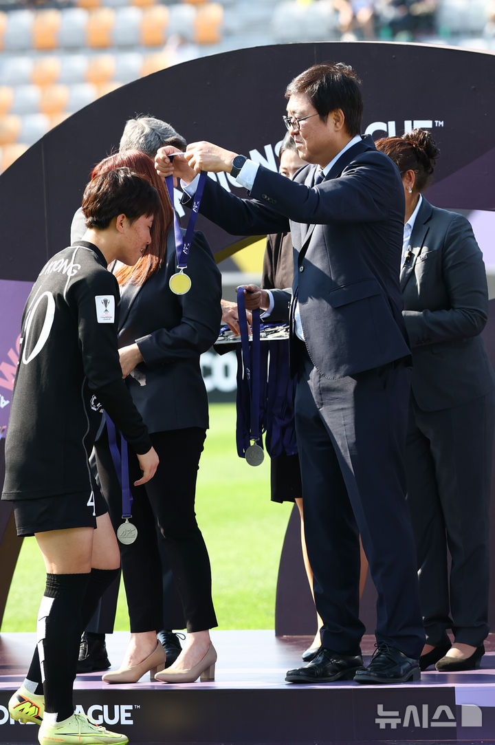 우승 메달 걸어주는 최휘영 장관