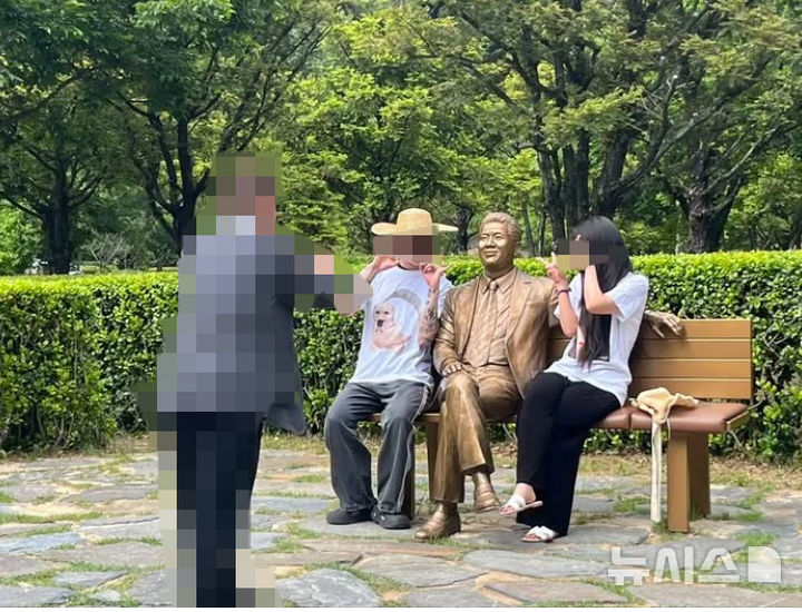 "봉하마을서 '일베 손가락' 사진 찍어, 제정신인가"…노무현재단 이사 작심비판