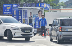 [6·3밀양]정무권 후보, 유세 멈추고 수신호 교통정리 '화제'