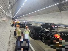 평창 영동고속도로 진주 1터널서 4중 추돌…4명 부상