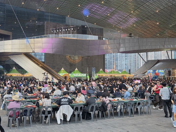 [현장]"금요일 밤의 열기"…'센텀맥주축제'서 여름의 시작 맞는다