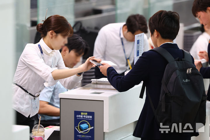 여권 이용해 출국 수속하는 북한 내고향여자축구단