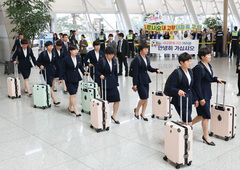 "우승 축하, 또 만나요"…北내고향, 떠날 때도 환영단 환호 속 출국(종합)