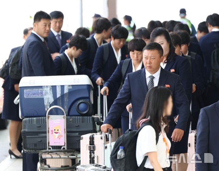 한국 떠나는 리유일 감독과 선수단